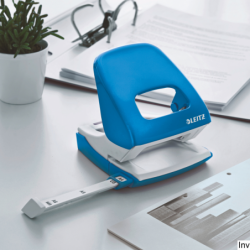Dziurkacz Leitz 5008 metalowy niebieski do papieru A4, A5, A6, Folio, 30 kartek, z ogranicznikiem formatu