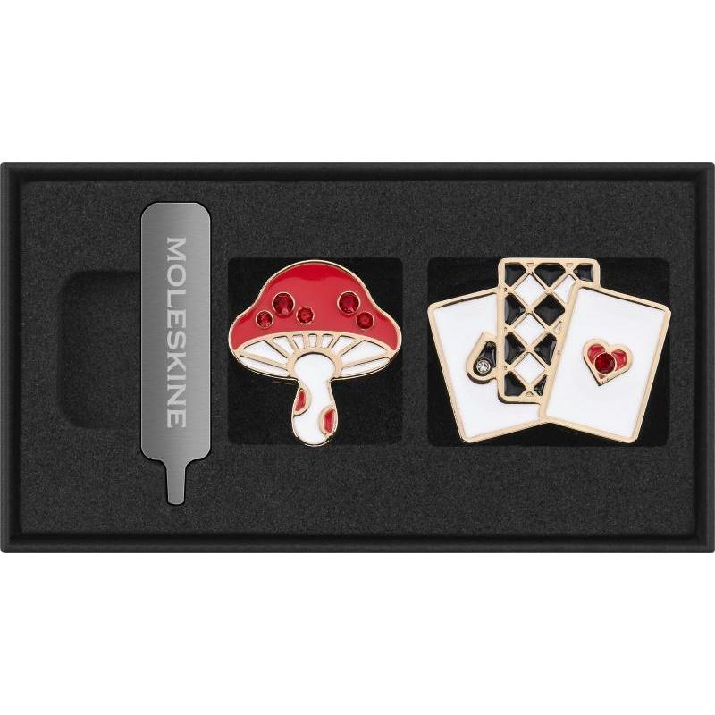 Przypinki MOLESKINE 2026 Alice, Mushroom + Cards