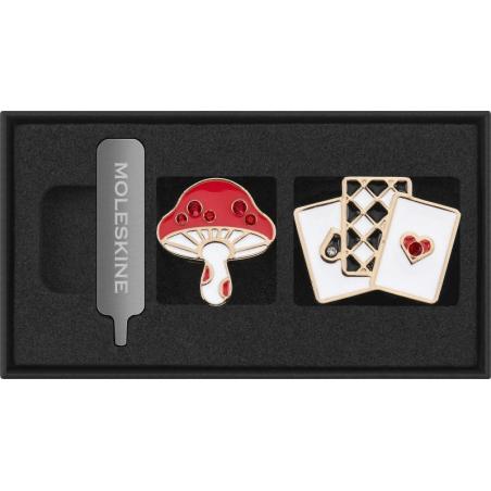 Przypinki MOLESKINE 2026 Alice, Mushroom + Cards