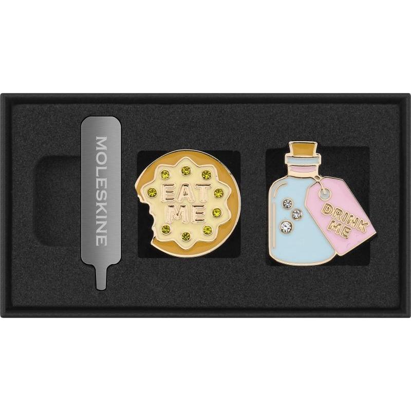 Zestaw 2 przypinek MOLESKINE 2026 Alice, Eat Me + Drink Me