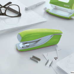 Zszywacz metalowy Leitz zielony, do 30 kartek, 10 lat gwarancji, technologia Direct Impact